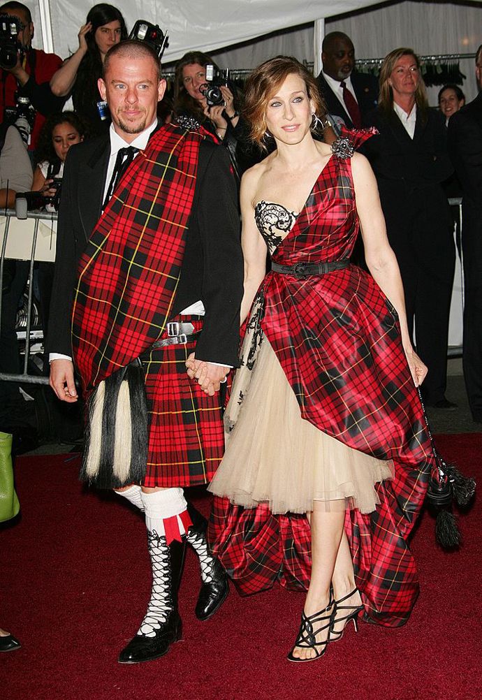 Tento outfit vstoupil do dějin a fotka Sarah Jessicy Parker s Alexandrem McQueenem už je dnes legendární. Pochází z akce Costume Institute Gala z roku 2006.
Tento outfit vstoupil do dějin a fotka Sarah Jessicy Parker s Alexandrem McQueenem už je dnes legendární. Pochází z akce Costume Institute Gala z roku 2006.
