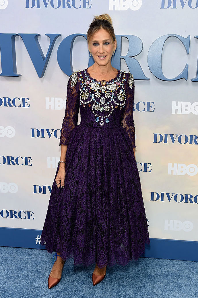 Na premiéru seriálu Divorce SJP oblékla fialové šaty od Dolce & Gabbana.
Na premiéru seriálu Divorce SJP oblékla fialové šaty od Dolce & Gabbana.