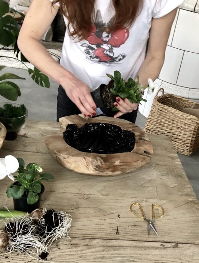 Ideální je začít květinou, která má tvořit dominantu celé dekorace. 

