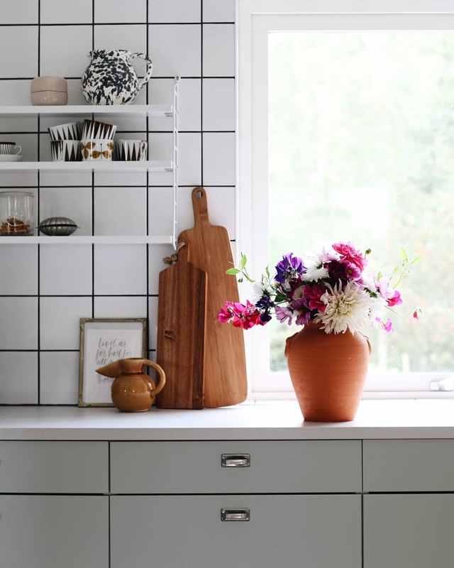 Jednoduchý styl doplňují dekorace z přírodních materiálů a zajímavý textil.
