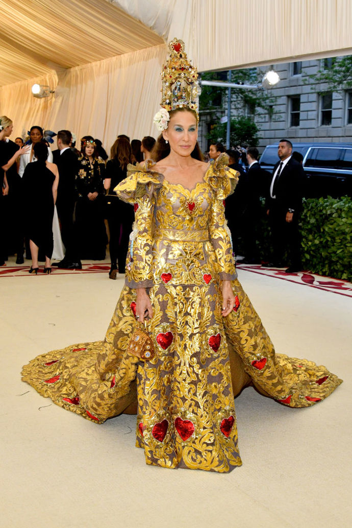 Sarah Jessica Parker na Met Gala v roce 2018 v róbě Dolce & Gabbana z couture kolekce Alta Moda.
Sarah Jessica Parker na Met Gala v roce 2018 v róbě Dolce & Gabbana z couture kolekce Alta Moda.