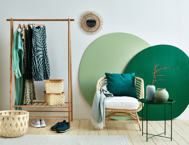 Tento moderní styl je inspirovaný trendem „eco living“, tedy přírodou a rostlinami. Aby předsíň nepůsobila jednotvárně, je dobré kombinovat různé struktury, např. hladký stolek a vázy s reliéfem. Kombinace přírodní podlahy a bambusového nábytku je akcentována dvěma odstíny zelené Balakryl UNI, tmavé lesní zelené a pistáciové. Po návratu z ruchu velkoměsta či po náročném pracovním dni můžete začít klidně relaxovat. 
