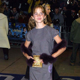 2001

Na londýnské premiéře filmu Harry Potter a Kámen mudrců vstoupila jedenáctiletá Emma poprvé na červený koberec. Pro tu příležitost oblékla poměrně odvážný outfit v podobě šedých šatů doplněných boa a fialovými botami na podpatku s pro přelom milénia typickou hranatou špičkou.
