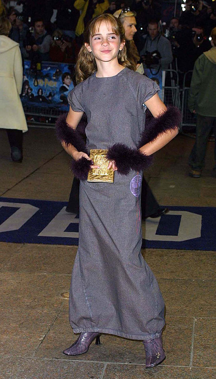 2001
Na londýnské premiéře filmu Harry Potter a Kámen mudrců vstoupila jedenáctiletá Emma poprvé na červený koberec. Pro tu příležitost oblékla poměrně odvážný outfit v podobě šedých šatů doplněných boa a fialovými botami na podpatku s pro přelom milénia typickou hranatou špičkou.
2001
Na londýnské premiéře filmu Harry Potter a Kámen mudrců vstoupila jedenáctiletá Emma poprvé na červený koberec. Pro tu příležitost oblékla poměrně odvážný outfit v podobě šedých šatů doplněných boa a fialovými botami na podpatku s pro přelom milénia typickou hranatou špičkou.