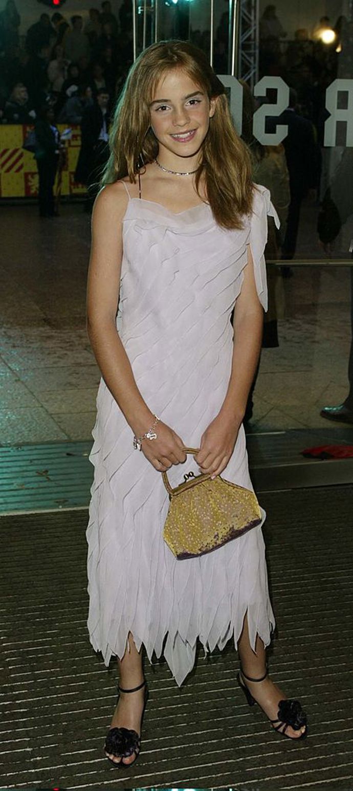 2002
Na premiéru druhého dílu Harry Potter a Tajemná komnata si Emma oblékla šaty v lila barvě se sladěnými sandálky.
2002
Na premiéru druhého dílu Harry Potter a Tajemná komnata si Emma oblékla šaty v lila barvě se sladěnými sandálky.