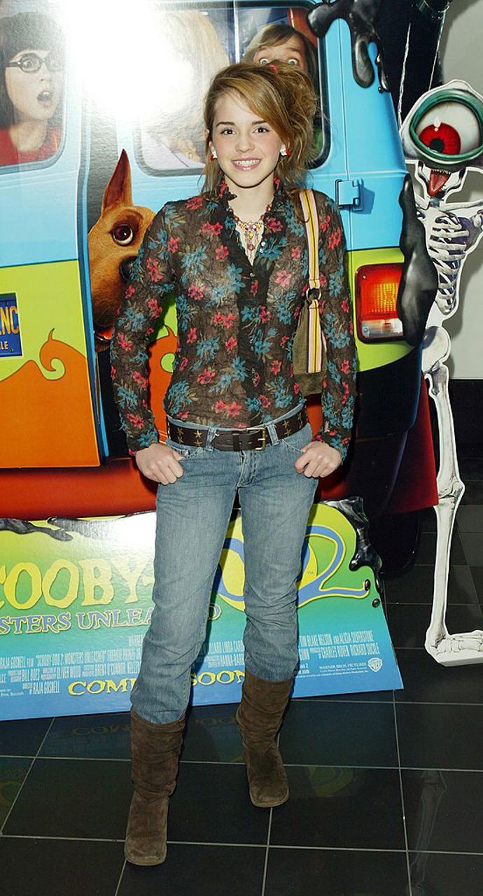 2004
Na premiéru filmu Scooby-Doo 2: Nespoutané příšery Emma zvolila outfit, který trochu připomíná naše první outfity na diskotéku
2004
Na premiéru filmu Scooby-Doo 2: Nespoutané příšery Emma zvolila outfit, který trochu připomíná naše první outfity na diskotéku