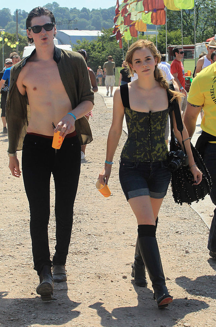 2010
Festivalový look na Glastonbury plný zvučných značek: korzet od Louis Vuitton, kabelka Valentino a kožené kozačky Christian Louboutin
2010
Festivalový look na Glastonbury plný zvučných značek: korzet od Louis Vuitton, kabelka Valentino a kožené kozačky Christian Louboutin