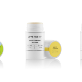 Deodoranty Lovefresh vás budou bavit barevnými obaly. A nejen jimi! Základními ingrediencemi ve složení je fair trade bambucké máslo, kokosový olej, škrobový prášek z maranty třtinové a jedlá soda bez hliníku. Texturou jsou trochu tužší, takže bude třeba je nejdříve v podpaží zlehka rozehřát, pak jde aplikace jedna báseň.
749 Kč, prodává FAnn parfumerie
Deodoranty Lovefresh vás budou bavit barevnými obaly. A nejen jimi! Základními ingrediencemi ve složení je fair trade bambucké máslo, kokosový olej, škrobový prášek z maranty třtinové a jedlá soda bez hliníku. Texturou jsou trochu tužší, takže bude třeba je nejdříve v podpaží zlehka rozehřát, pak jde aplikace jedna báseň.
749 Kč, prodává FAnn parfumerie