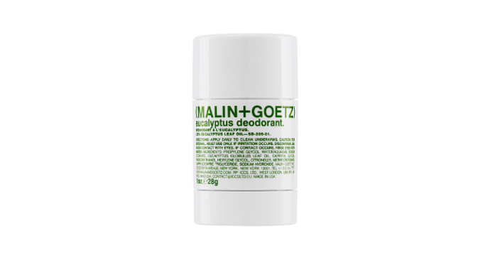 Newyorská značka Malin + Goetz je na trhu teprve od roku 2004, ale už si našla velké publikum obdivovatelů. Jejich deodorant s vůní eukalyptu je ikonický. Veganské složení z přírodních ingrediencí se hodí i na tu nejcitlivější pokožku. 

19 liber, prodává Cult Beauty
