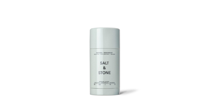 Deodorant od americké firmy Salt&Stone je nejen oku lahodící, díky přitažlivému minimalistickému obalu. Svého nositele přesvědčí, že investice do něj byla oprávněná. 

100% přírodní tuhý deodorant je bez obsahu hliníku a díky svému tranparentnímu složení nezanechává žádné stopy na oblečení, opravdu! Svěží vůně eukalyptu, růžového grepu a bergamotu je jen pomyslnou třešinkou na dortu. 

540 Kč, prodává Biosophy
