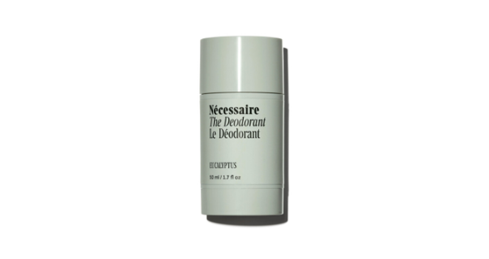 Tenhle krasavec nás zaujal na první pohled. The Deodorant od Nécessaire je fešák každým coulem. Jak vypadá uvnitř? Jemný komplex mandlových a mléčných kyselin pomáhá neutralizovat zápach, zatímco oxid křemičitý, zinek a kaolinový jíl pomáhají udržovat podpaží v suchu. Má vymakané šroubovací balení, ze kterého vyleze tolik produktu, kolik je aktuálně třeba. 

Z oficiálních stránek zatím posílají jen v rámci Spojených Států, ale pracují už na dodání do celého světa. Máme se na co těšit! 
