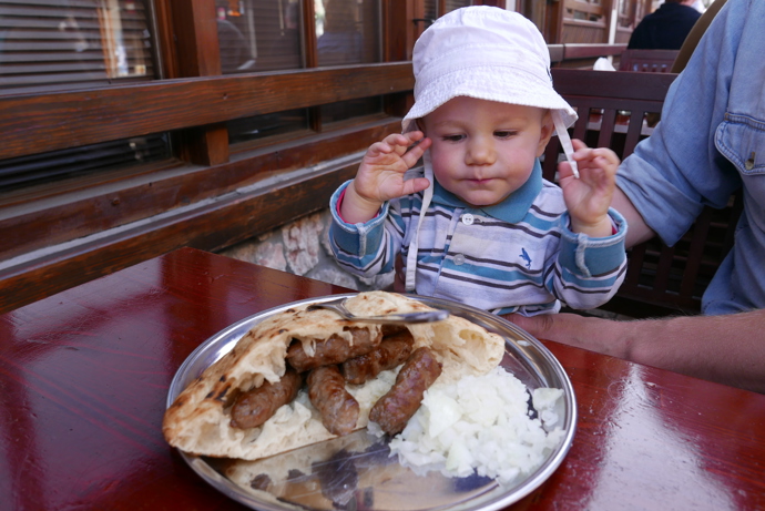 Láska na první pohled - dcdevapcici v Sarajevu.
Láska na první pohled - dcdevapcici v Sarajevu.