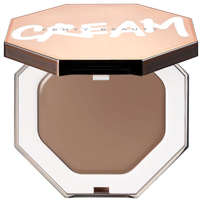 Bronzer dokáže každé líčení povznést na další level, pokud se to s ním umí.

Krémový bronzer od Fenty Beauty je tak jednoduchý na používání, že s ním zvládne pracovat každý! Je velmi pigmentovaný, přesto se lahodně roztírá, dá se jednoduše vrstvit a pokožku zanechá bez jakýchkoliv fleků.

Krémový bronzer Cheeks Out Freestyle Cream Bronzer, Fenty Beauty by Rihanna, 850 Kč, prodává Sephora
