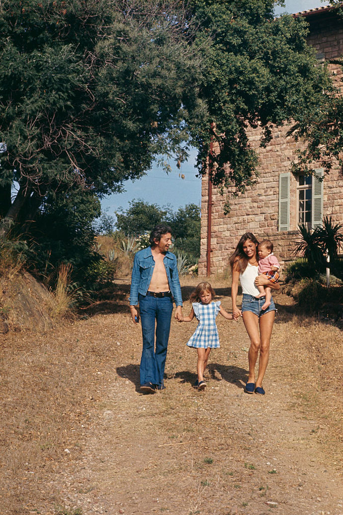 1972

Jane Birkin a Serge Gainsbourg s jejich společnou dcerou Charlotte a Jane dcerou Kate Barry
