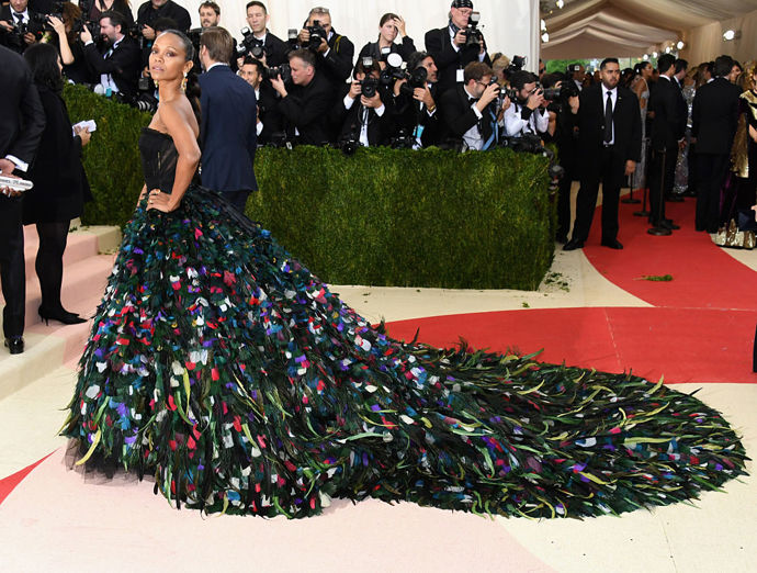 2016

Zoe Saldana v šatech Dolce & Gabbana
