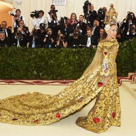 2018

Sarah Jessica Parker v róbě Dolce & Gabbana Alta Moda
