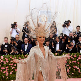2019

Céline Dion v outfitu Oscar de la Renta
