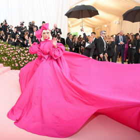 2019

Lady Gaga v šatech Brandon Maxwell, které postupné svlékala a představila tak na červeném koberci celkem čtyři outfity

