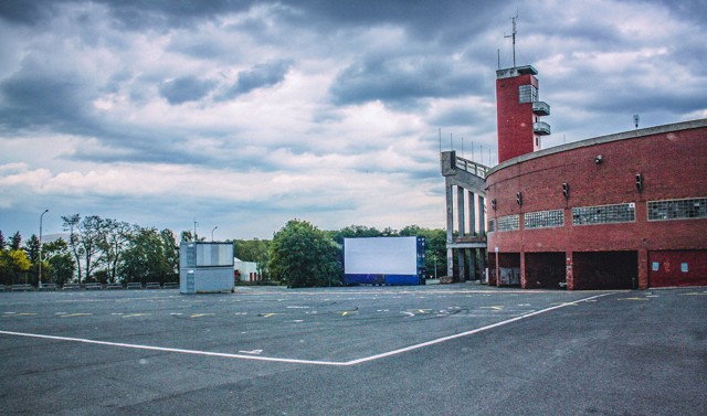 V úterý se na Strahově u spartakiádního stadionu otevře největší autokino v Praze