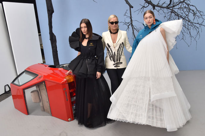 Yolanda Hadid s dcerami Bellou a Gigi, které jsou obě světově známé modelky, na letošním fashion weeku v Paříži. Otcem Belly a Gigi je developer Mohamed Hadid, s nímž byla Yolanda vdaná v letech 1994 - 2000.
