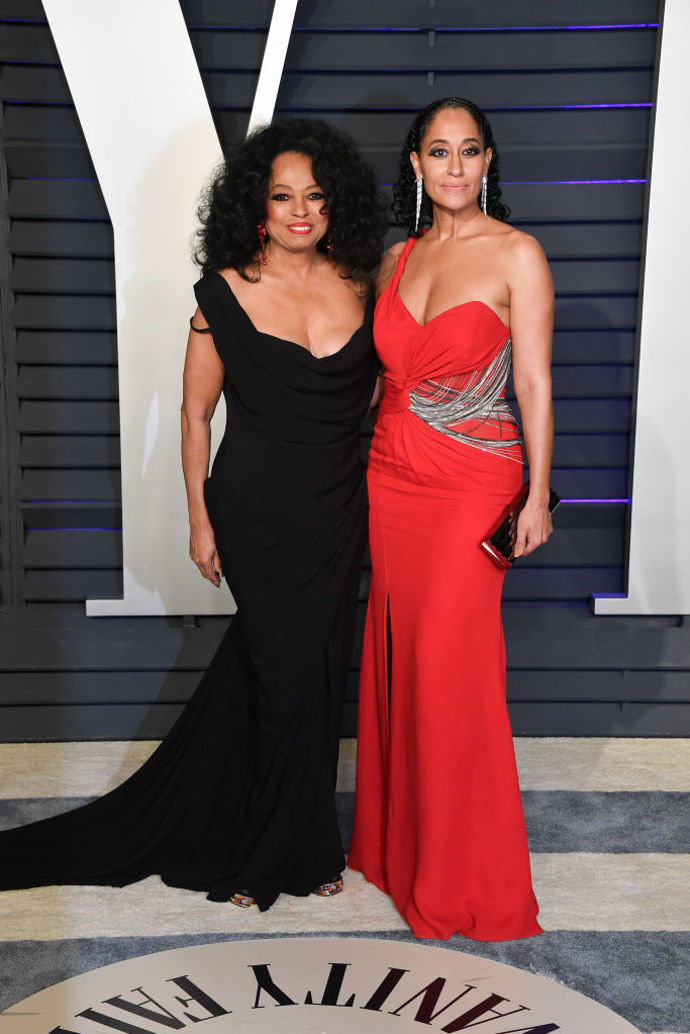 Zpěvačka Diana Ross s dcerou Tracee Ellis Ross, která je herečka a televizní moderátorka, na Vanity Fair afterparty po udílení Oscarů v roce 2019. Otcem Tracee je hudební producent Robert Ellis Silberstein, s nímž byla Diana Ross vdaná v letech 1971 - 1977.
