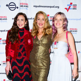 Modelka a herečka Jerry Hall s dcerami Elizabeth Jagger (vlevo) a Georgií May Jagger (vpravo), které jsou obě modelky, na akci Equal means equal v New Yorku v roce 2019. Otcem Elizabeth a Georgie May je zpěvák kapely Rolling Stones Mick Jagger, za něhož se Jerry Hall vdala v roce 1990 na Bali, ale v roce 1999 bylo manželství zrušeno. Kromě Elizabeth a Georgie May mají ještě dva syny.
