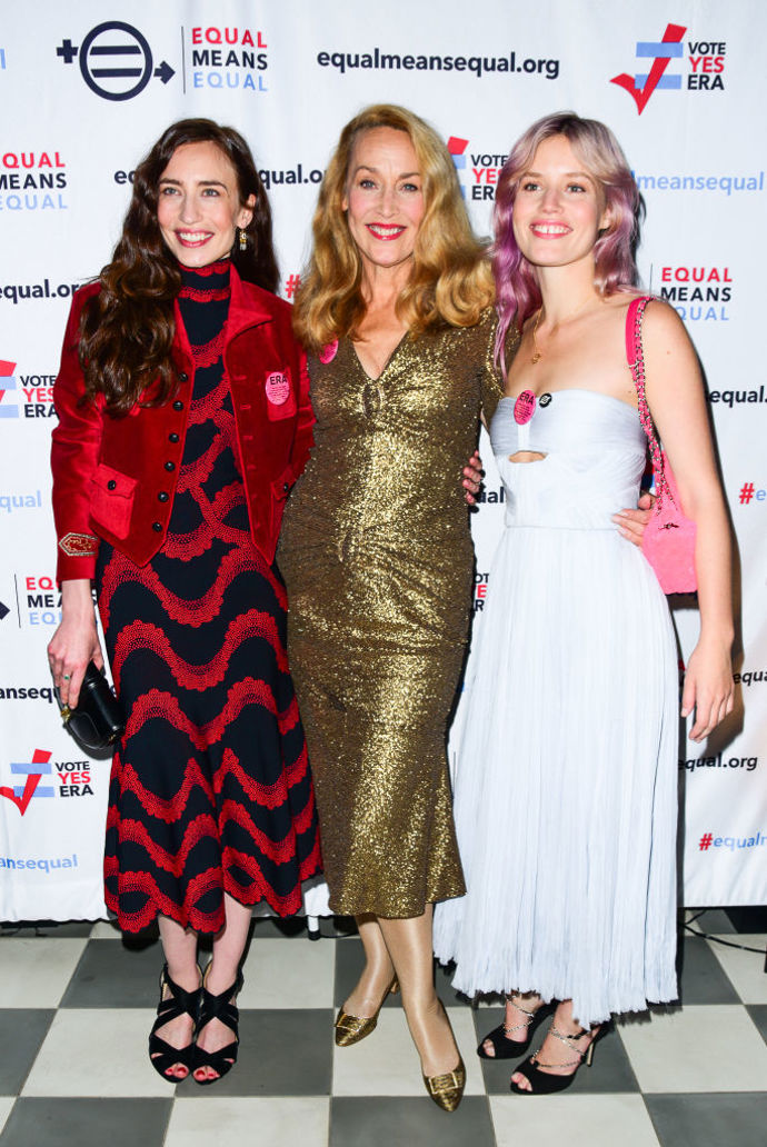 Modelka a herečka Jerry Hall s dcerami Elizabeth Jagger (vlevo) a Georgií May Jagger (vpravo), které jsou obě modelky, na akci Equal means equal v New Yorku v roce 2019. Otcem Elizabeth a Georgie May je zpěvák kapely Rolling Stones Mick Jagger, za něhož se Jerry Hall vdala v roce 1990 na Bali, ale v roce 1999 bylo manželství zrušeno. Kromě Elizabeth a Georgie May mají ještě dva syny.
