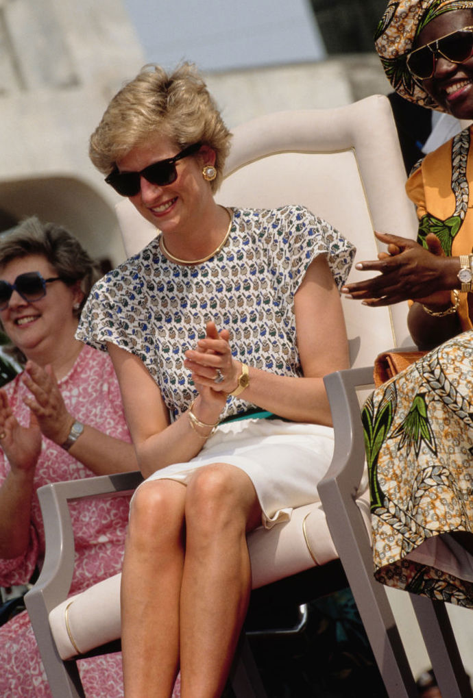 Vzorovaný top a bílá pouzdrová sukně

Nigérie, 1990
