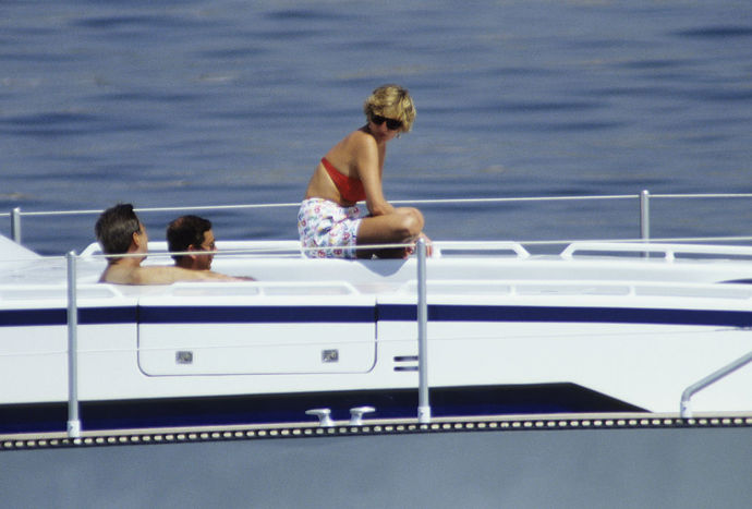 Červené bikiny

Na jachtě na Středozemním moři, 1990

