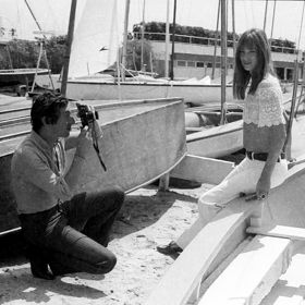 1970

V krajkovém croptopu a bílých džínách s partnerem Sergem Gainsbourgem
