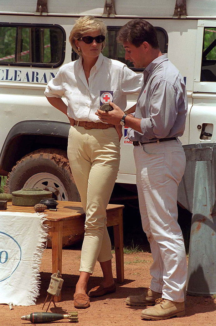 Kalhoty s vysokým pasem a bílá oversized košile

Angola, 1997
