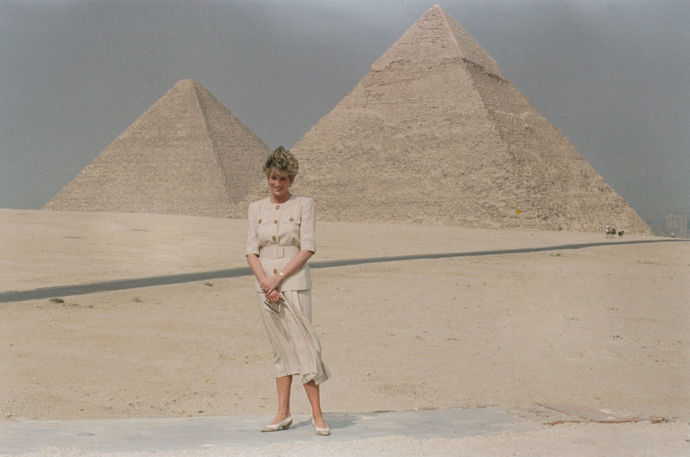 Šaty v neutrálním tónu

Egypt, 1992
