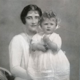 Malá princezna Alžběta se svou maminkou královnou Alžbětou I. v roce 1927.
