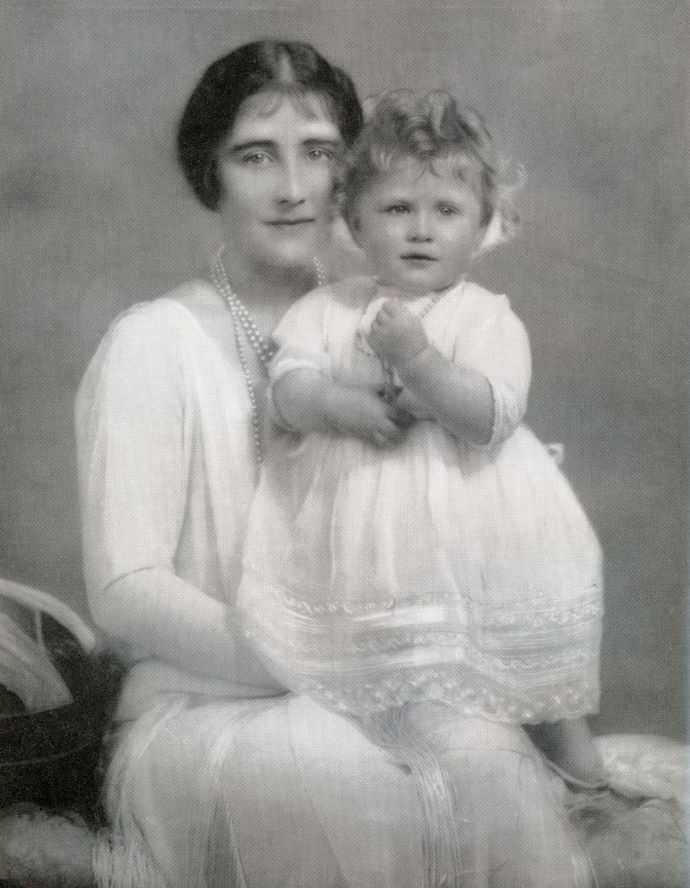 Malá princezna Alžběta se svou maminkou královnou Alžbětou I. v roce 1927.
