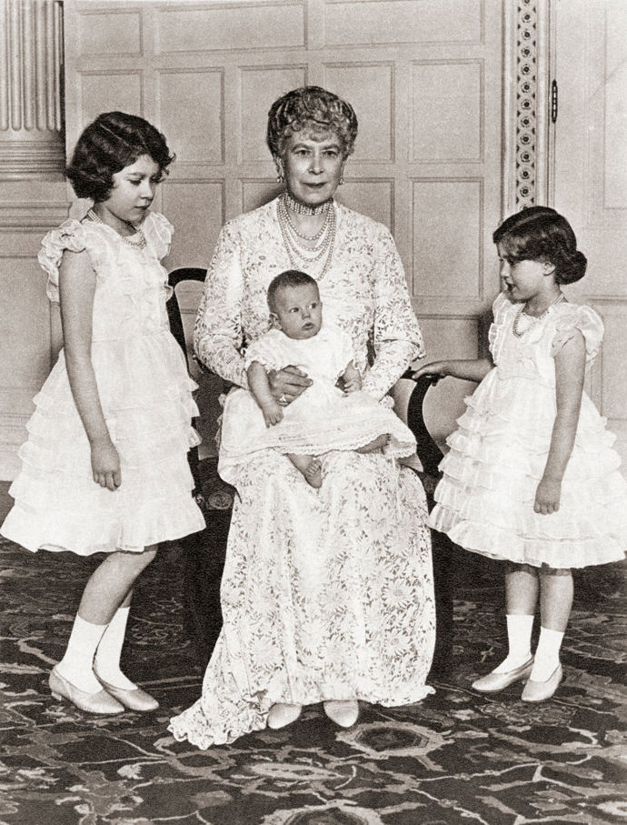 Marie z Tecku se svými vnoučaty - princeznou Alžbětou, princeznou Margaret Rose a princem Edwardem v roce 1936. 
 
