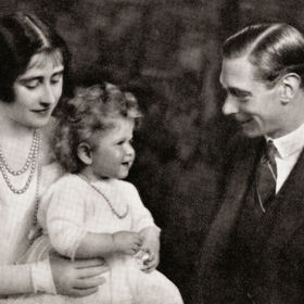 Snímek zachycuje vévodkyni a vévodu z Yorku s jejich dcerou princeznou Alžbětou po příjezdu z Austrálie v roce 1927.
