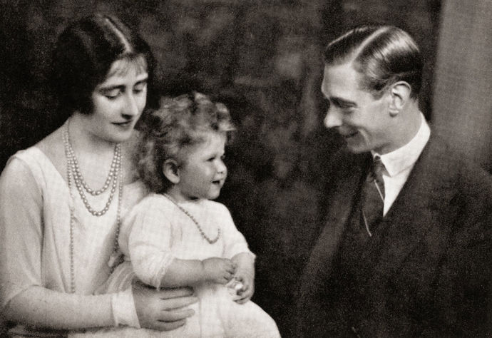 Snímek zachycuje vévodkyni a vévodu z Yorku s jejich dcerou princeznou Alžbětou po příjezdu z Austrálie v roce 1927.
