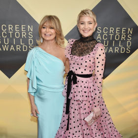 Tanečnice a herečka Goldie Hawn s dcerou herečkou Kate Hudson na udílení SAG Awards v roce 2018. Otcem Kate je hudebník Bill Hudson, se kterým byla Goldie vdaná v letech 1976 - 1982.
