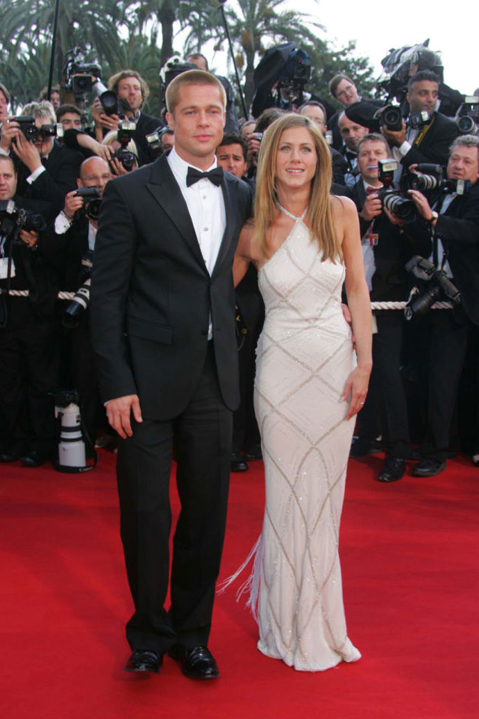 2004

Jennifer Aniston s Bradem Pittem na premiéře snímku Troja, Jennifer má na sobě šaty Atelier Versace
