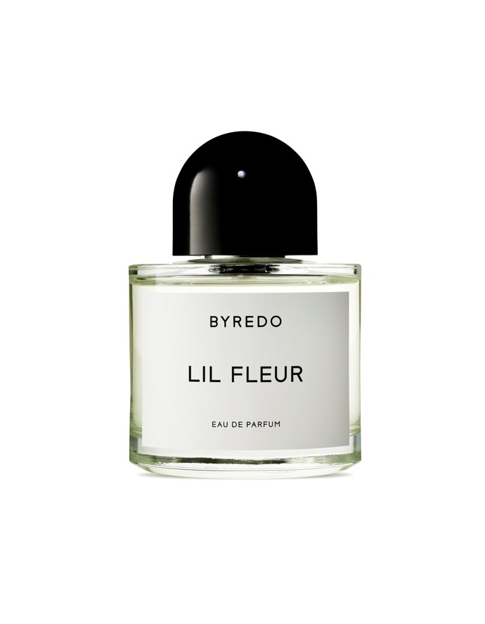 Když drobné poupátko rozkvétá v noblesní květinu. Tak by se dala popsat vůně Lil Fleur od Byredo. A to byl také záměř Bena Gorhama, kreativního ředitele značky Byredo. Jak voní? Je to moderní interpretací klasické květinové vůně, které dominuje damašská růže - symbol lásky a krásy. Doplňuje ji černý rybíz, mandarinka, šafrán, kůže, vanilka, ambra a bílé dřevo. I přes kombinaci květin a citrusů, je vůně v základu hřejivá a díky vanilce příjemně nasládlá. 

Byredo Lil Fleur EDP, 50 ml, 3 150 Kč, prodává Ingredients
