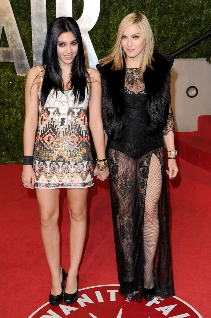 Zpěvačka Madonna s dcerou Lourdes Leon, která se také věnuje hudbě, na Vanity Fair afterparty v roce 2011. Otcem Lourdes je osobní trenér Carlos Leon, s nímž Madonna žila v letech 1995 - 1997.

