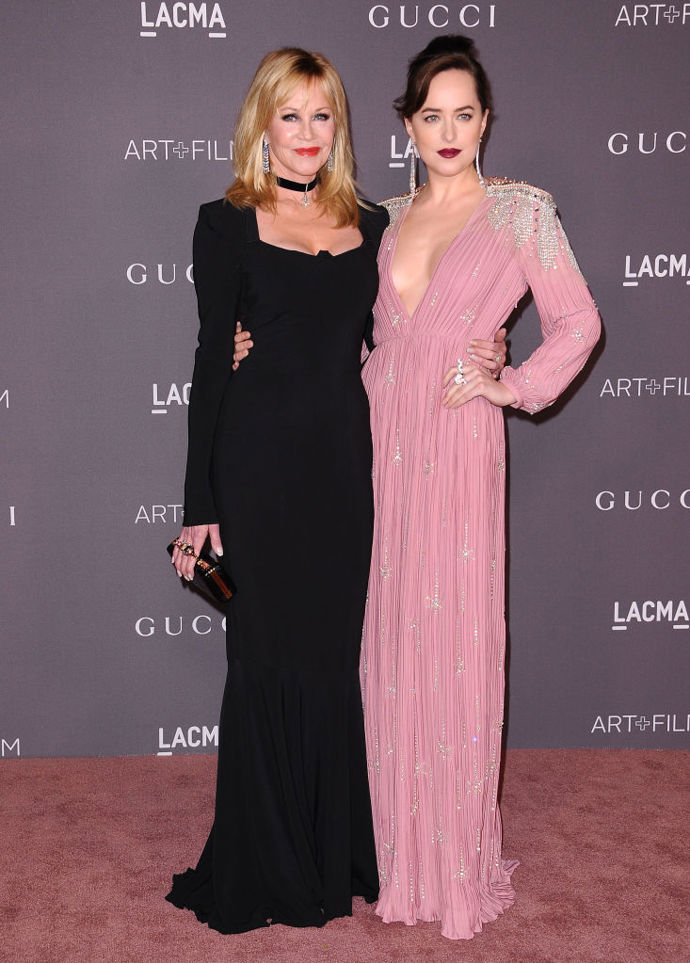 Herečka Melanie Griffith s dcerou herečkou Dakotou Johnson na LACMA 2017 Art+Film Gala. Otcem Dakoty je herec Don Johnson, za něhož byla Melanie vdaná dokonce dvakrát, nejprve v roce 1976, kdy manželství trvalo 11 měsíců. Znovu se vzali v roce 1989 a byli spolu do roku 1996.
