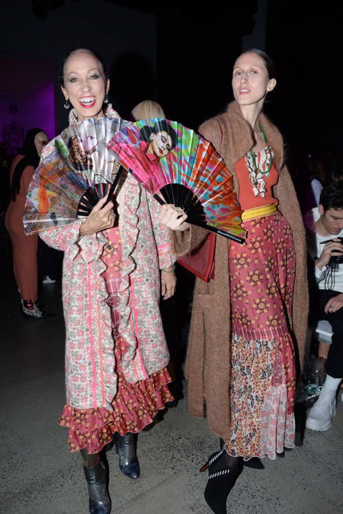 Modelka Pat Cleveland s dcerou modelkou Annou Cleveland na letošní přehlídce Anny Sui v rámci fashion weeku v New Yorku. Otcem Anny je Paul Van Ravenstein, kterého si Pat vzala v roce 1982.
