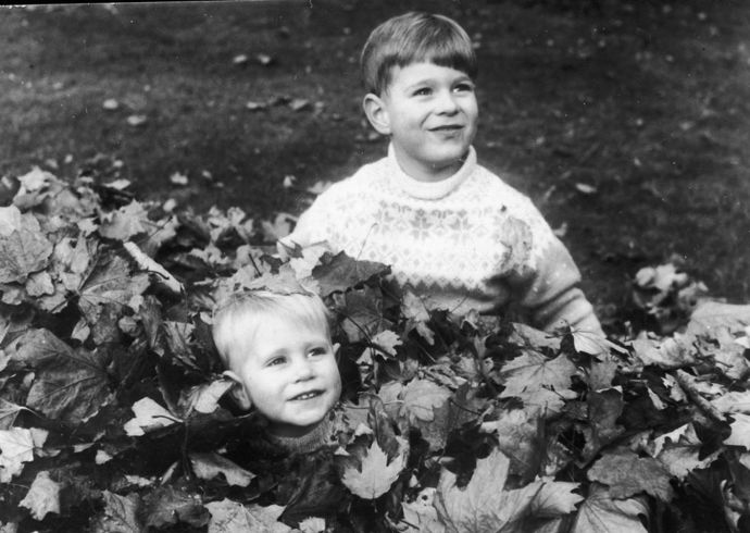 Princové Andrew a Edward pózují při hraní u Buckinghamského paláce v roce 1966. 
