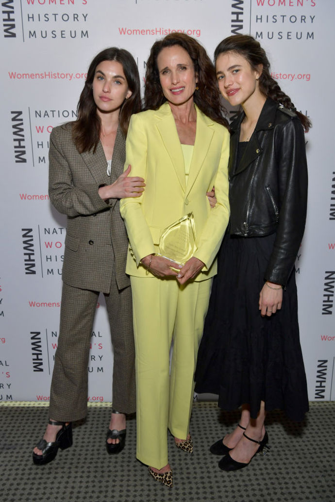 Herečka Andie Macdowell s dcerami Rainey a Margaret Qualley, které jsou obě také herečkami. Otcem Rainey a Margaret je model Paul Qualley, za něhož byla Andie vdaná v letech 1986 - 1999.
