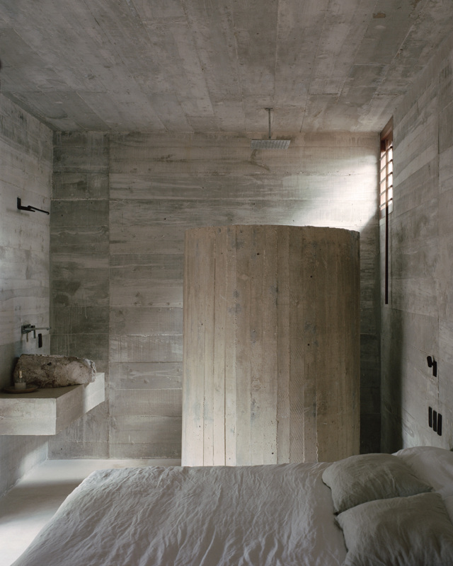 Interiér se obešel bez zbytečných dekorací a ozdob. Vynikne tak důmyslná architektura a jedinečný design. 
