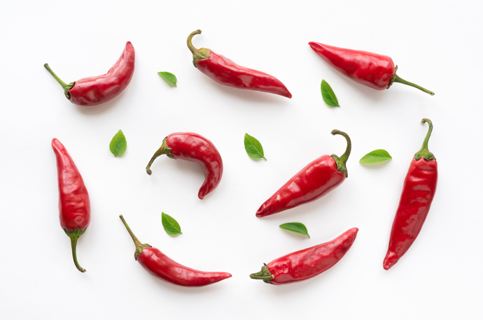 Chilli osvěží
Chilli papričky nás dokážou rychle osvěžit. Jakmile ucítíme v ústech jejich ostrou chuť, dojde v mozku k reakci, kdy se uvolňují endorfiny, které jsou tvořeny chemickými sloučeninami vyvolávajícími krásné a příjemné pocity.
