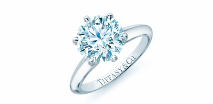 Příběh prstenu Tiffany Setting se začal psát již v roce 1886, kdy jej světu představil zakladatel značky, geniální klenotník Charles Lewis Tiffany. Jeho cílem bylo vytvořit prsten, který by co nejvíce podtrhoval krásu diamantu. Myslíme, že se mu to povedlo! 

Tiffany Setting

