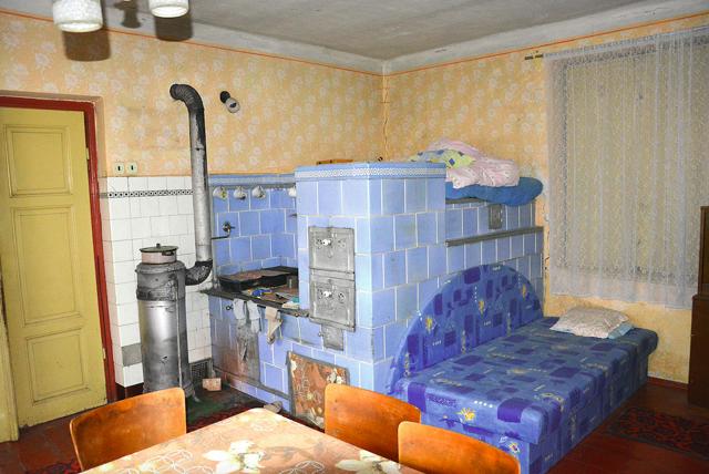 Velkou obytnou místnost dříve dělila příčka, za níž se nacházela černá kuchyňka.
Velkou obytnou místnost dříve dělila příčka, za níž se nacházela černá kuchyňka.