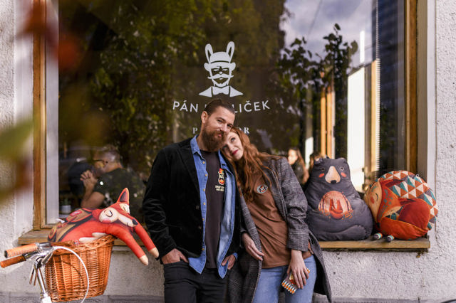 Pohodlné polštářky vznikly původně jako vánoční dárky pro Adriánovi blízké.
Pohodlné polštářky vznikly původně jako vánoční dárky pro Adriánovi blízké.